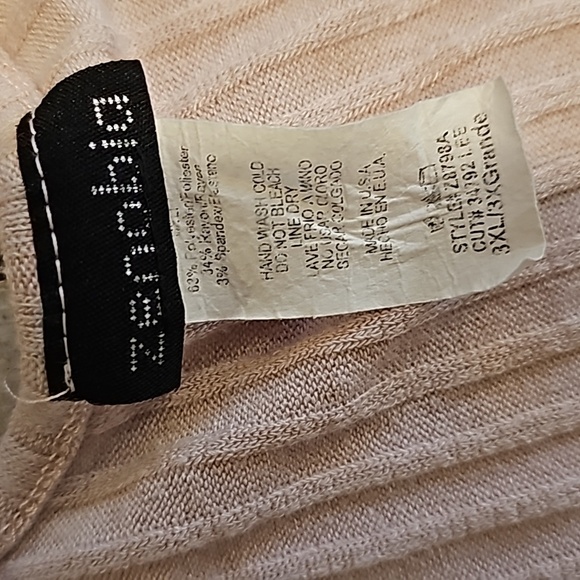 💥4 for $25💥Women's 3xl T Shirt w/ Neck addition - Picture 4 of 5